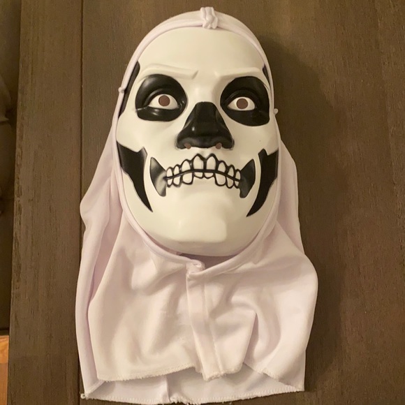 Fortnite Hooded Skull Trooper Mask - Picture 2 of 6
